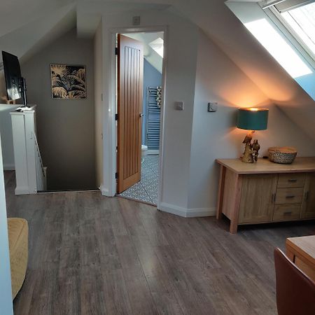 Delightful & Picturesque Modern Detached Apartment, Next To Chester Zoo, Near Park And Ride To City Centre Bagian luar foto