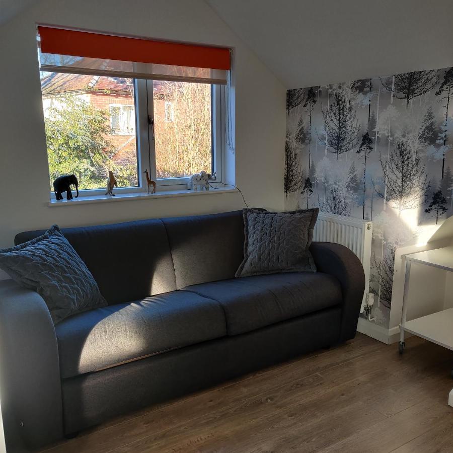 Delightful & Picturesque Modern Detached Apartment, Next To Chester Zoo, Near Park And Ride To City Centre Bagian luar foto