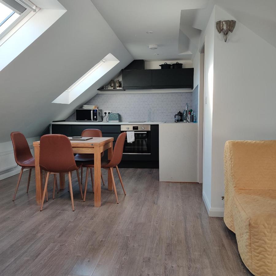 Delightful & Picturesque Modern Detached Apartment, Next To Chester Zoo, Near Park And Ride To City Centre Bagian luar foto