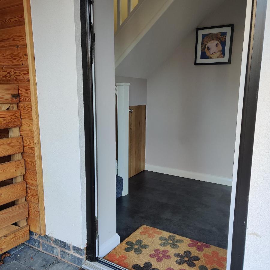 Delightful & Picturesque Modern Detached Apartment, Next To Chester Zoo, Near Park And Ride To City Centre Bagian luar foto