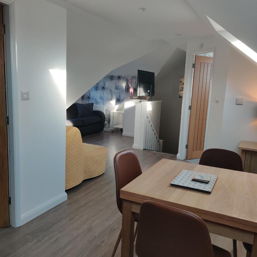 Delightful & Picturesque Modern Detached Apartment, Next To Chester Zoo, Near Park And Ride To City Centre Bagian luar foto
